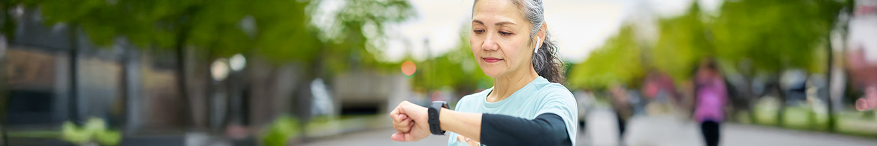 腕時計を見ている女性